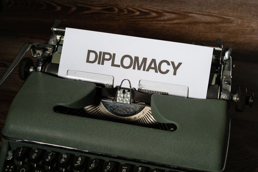 как стать дипломатом